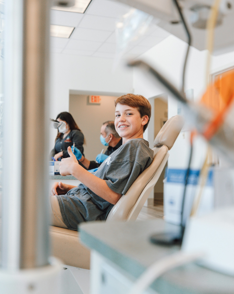 Enfant installé au service orthodontie au Cabinet dentaire Orthovox à Louvain-la-neuve